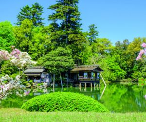 Pond and tea house, Kenroku-en Garden